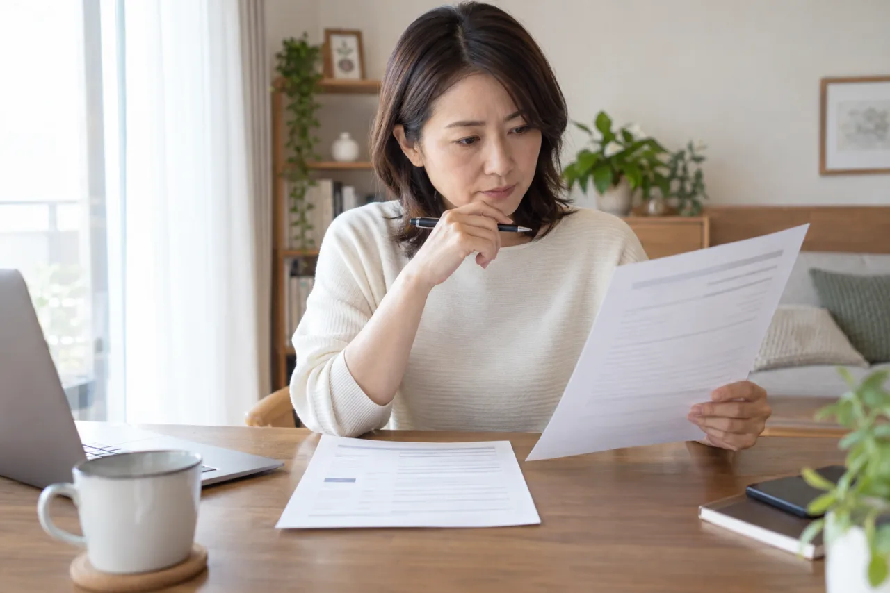 日本人女性が応募書類と求人票の条件を照合している