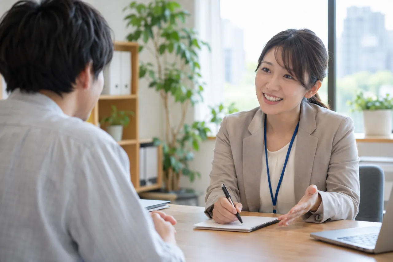 相談先で落ち着いて話を聞く日本人の相談員