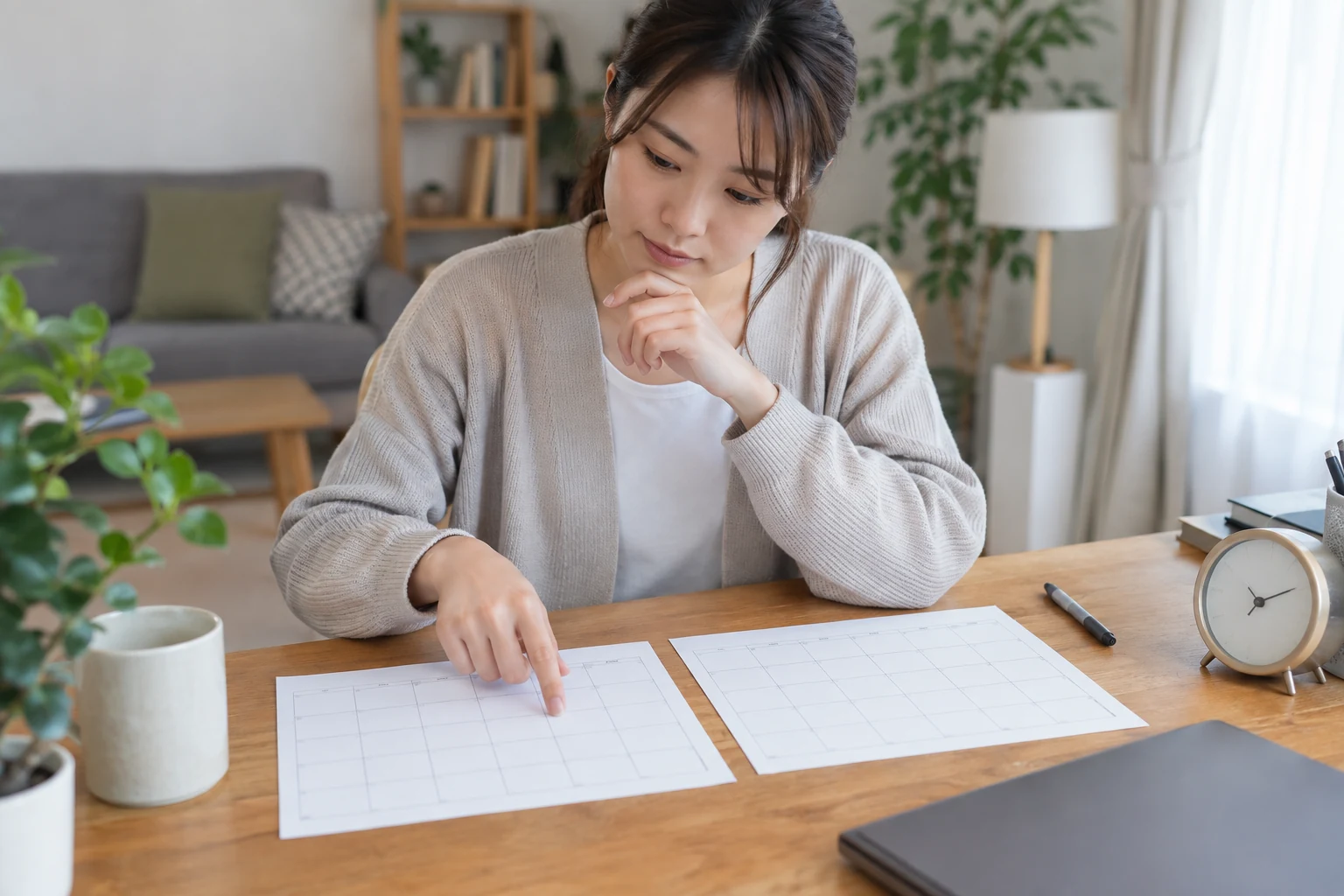 二つの仕事の予定を比較する日本人女性