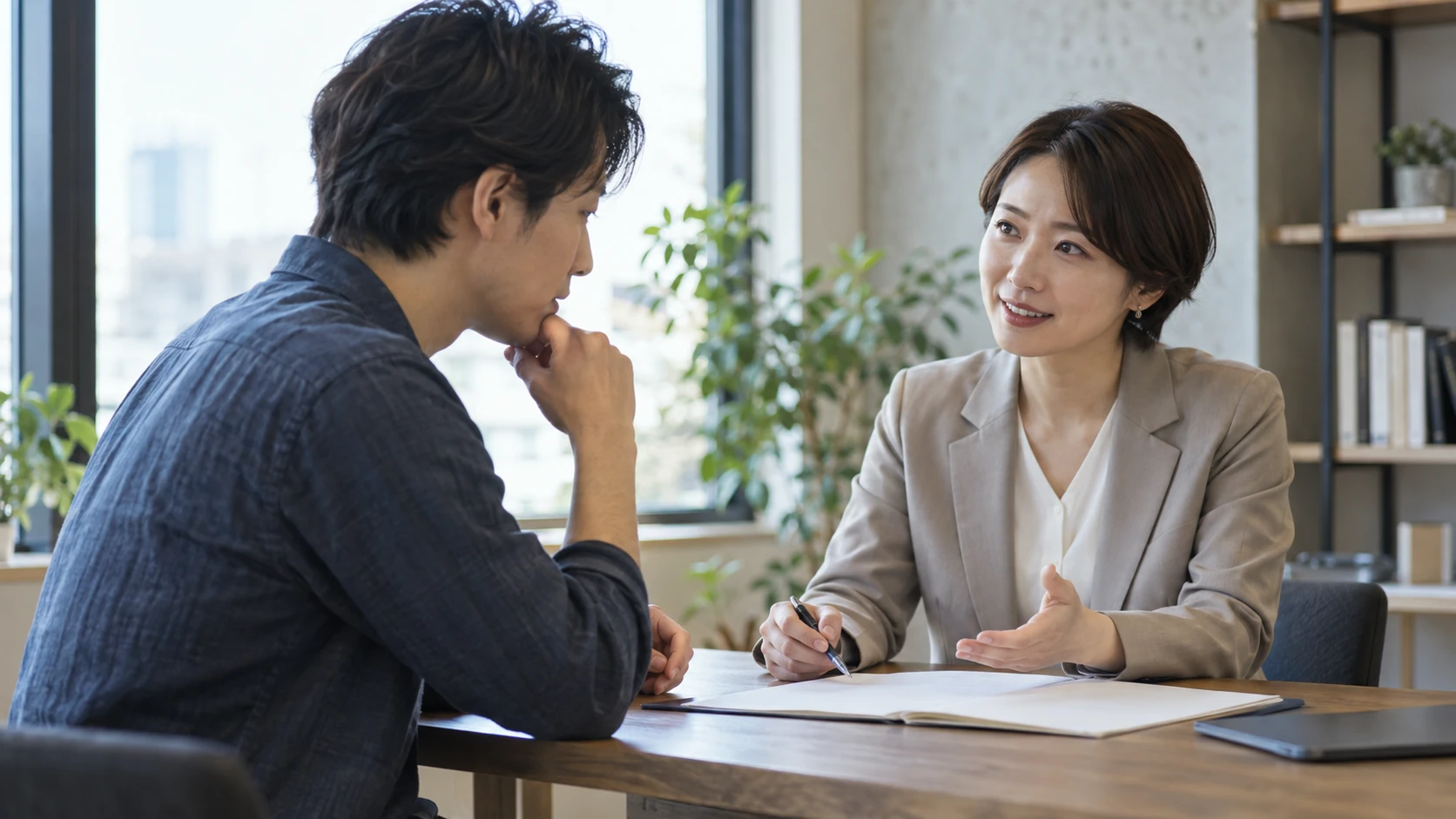 副業の資格を仕事に活かす相談をする様子