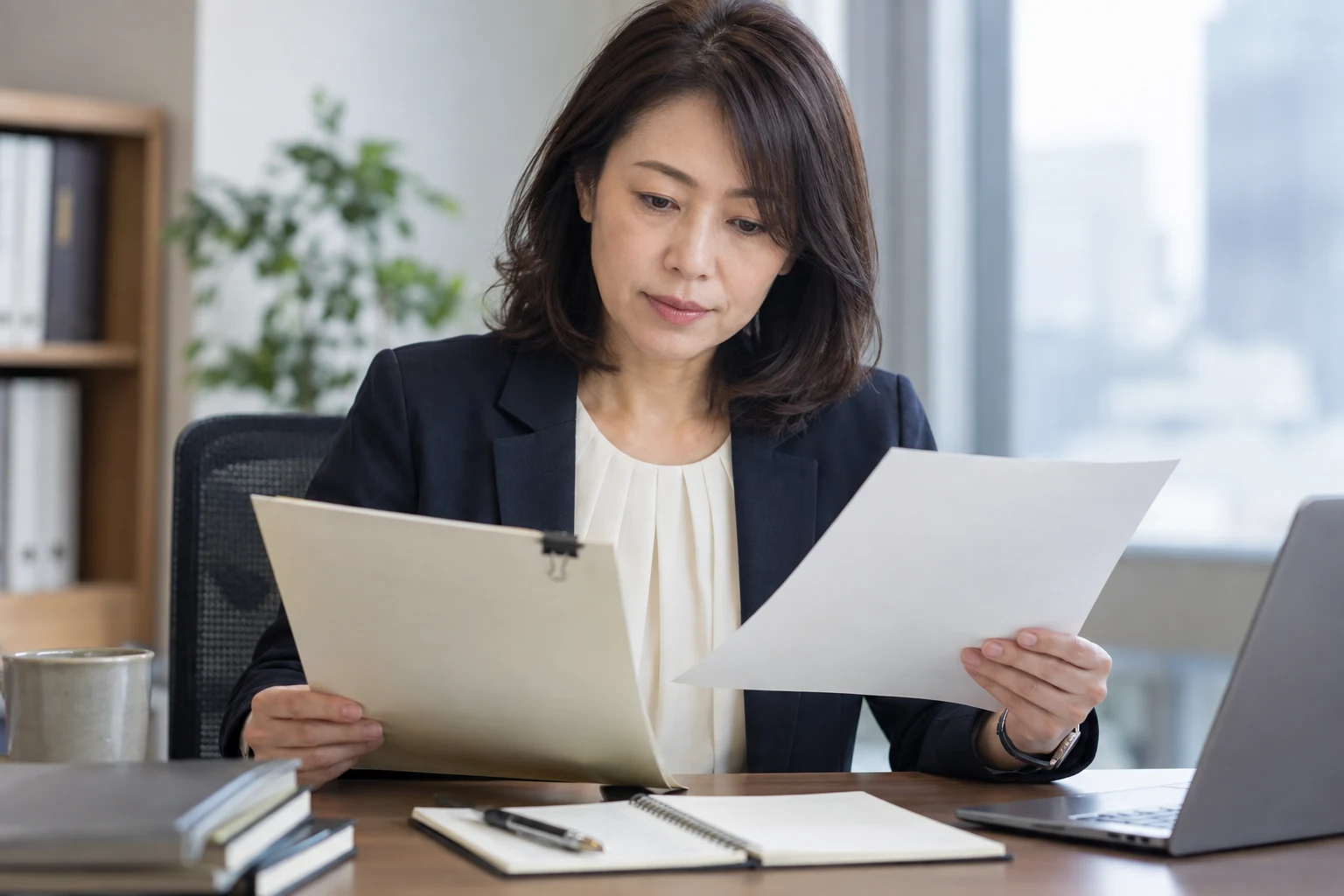 就業規則と副業の相談メモを見ながら会社のルールを確認している様子