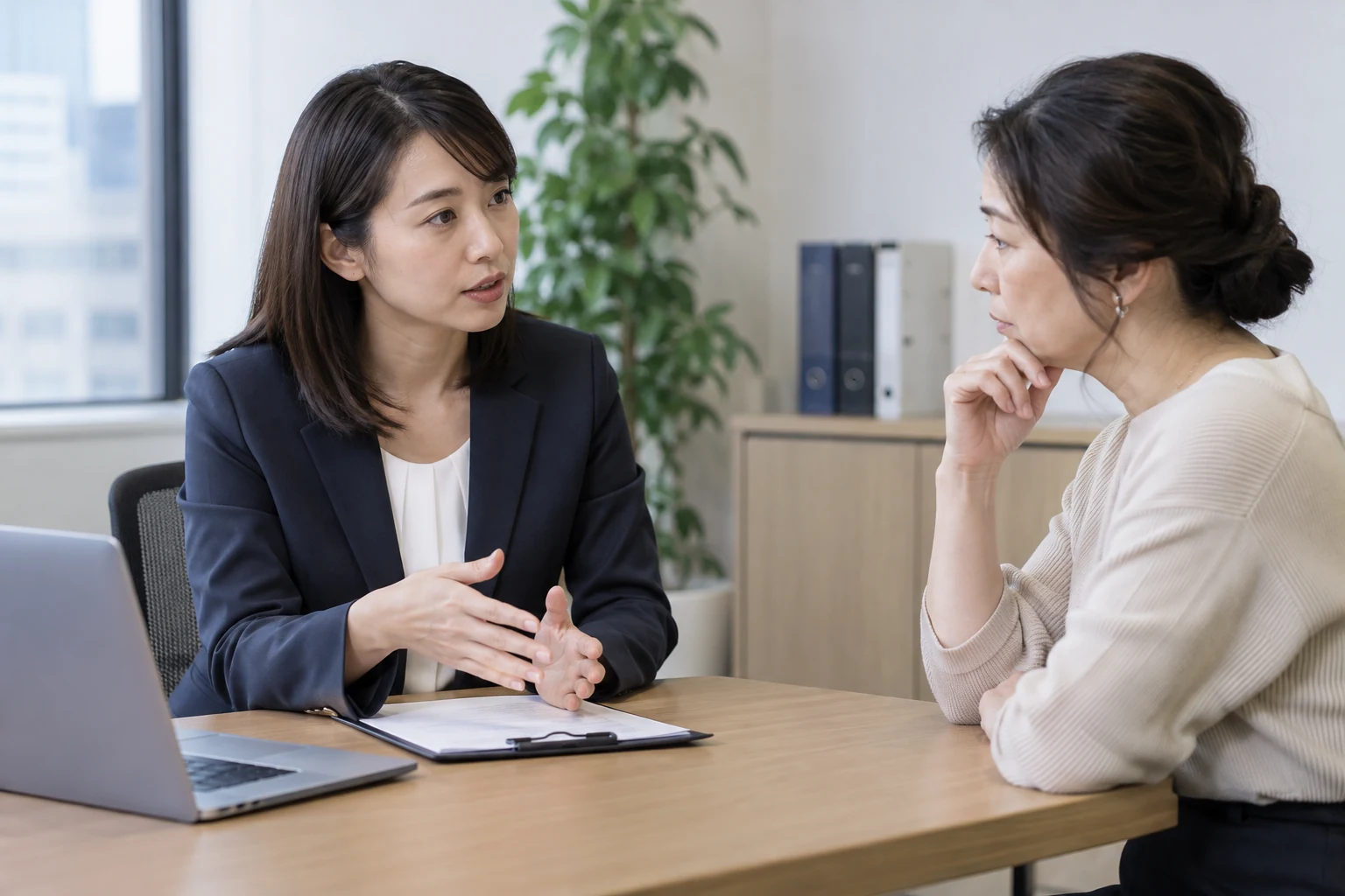 人事担当者へ副業の制限理由と条件を相談している様子