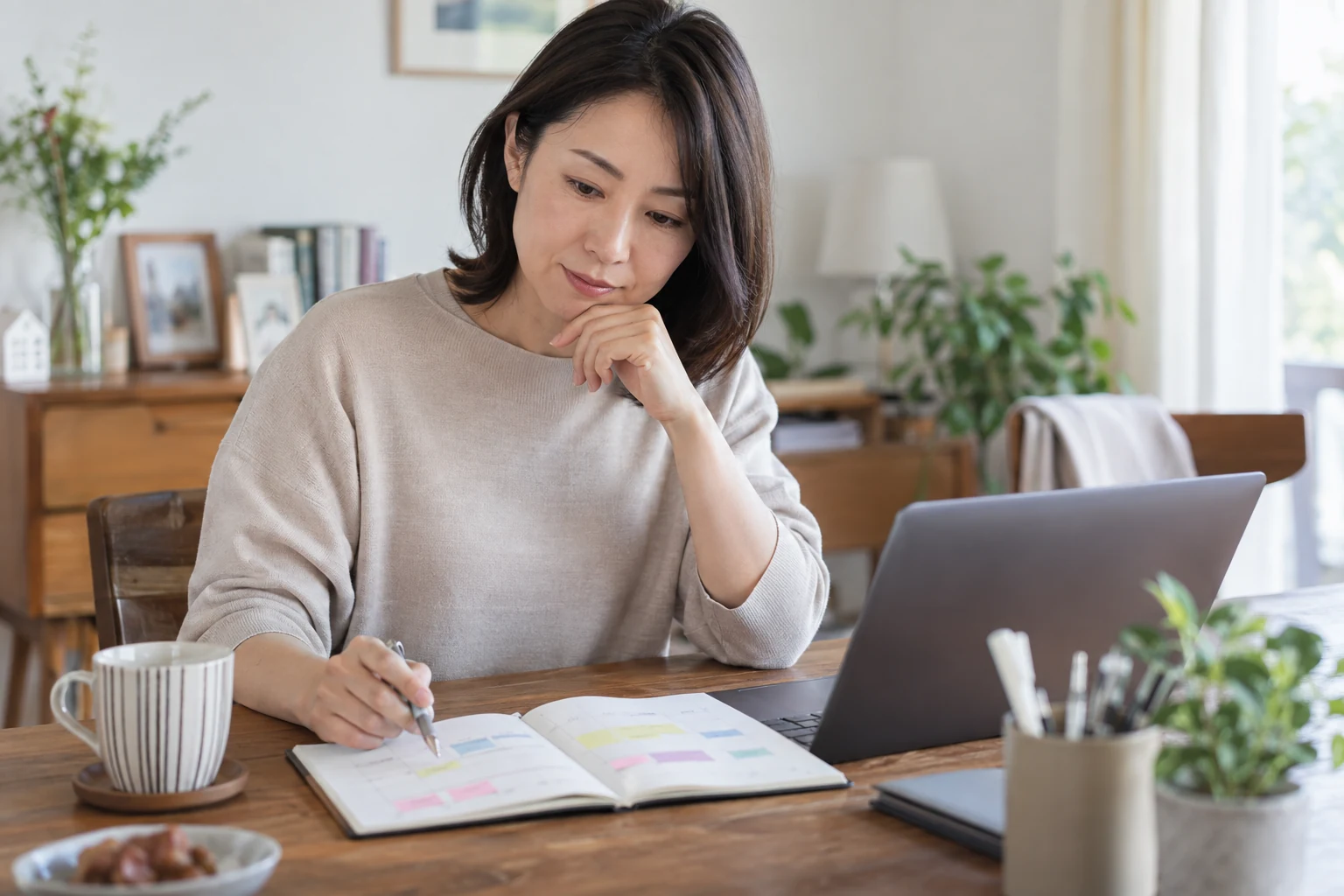 本業と副業の予定を見直して続けるか休むか判断している様子