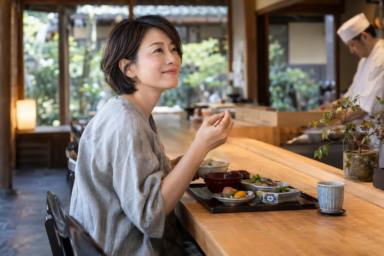 一人で郷土料理を味わう