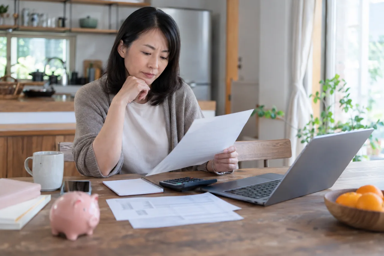 離職後の家計と生活費を確認する日本人女性