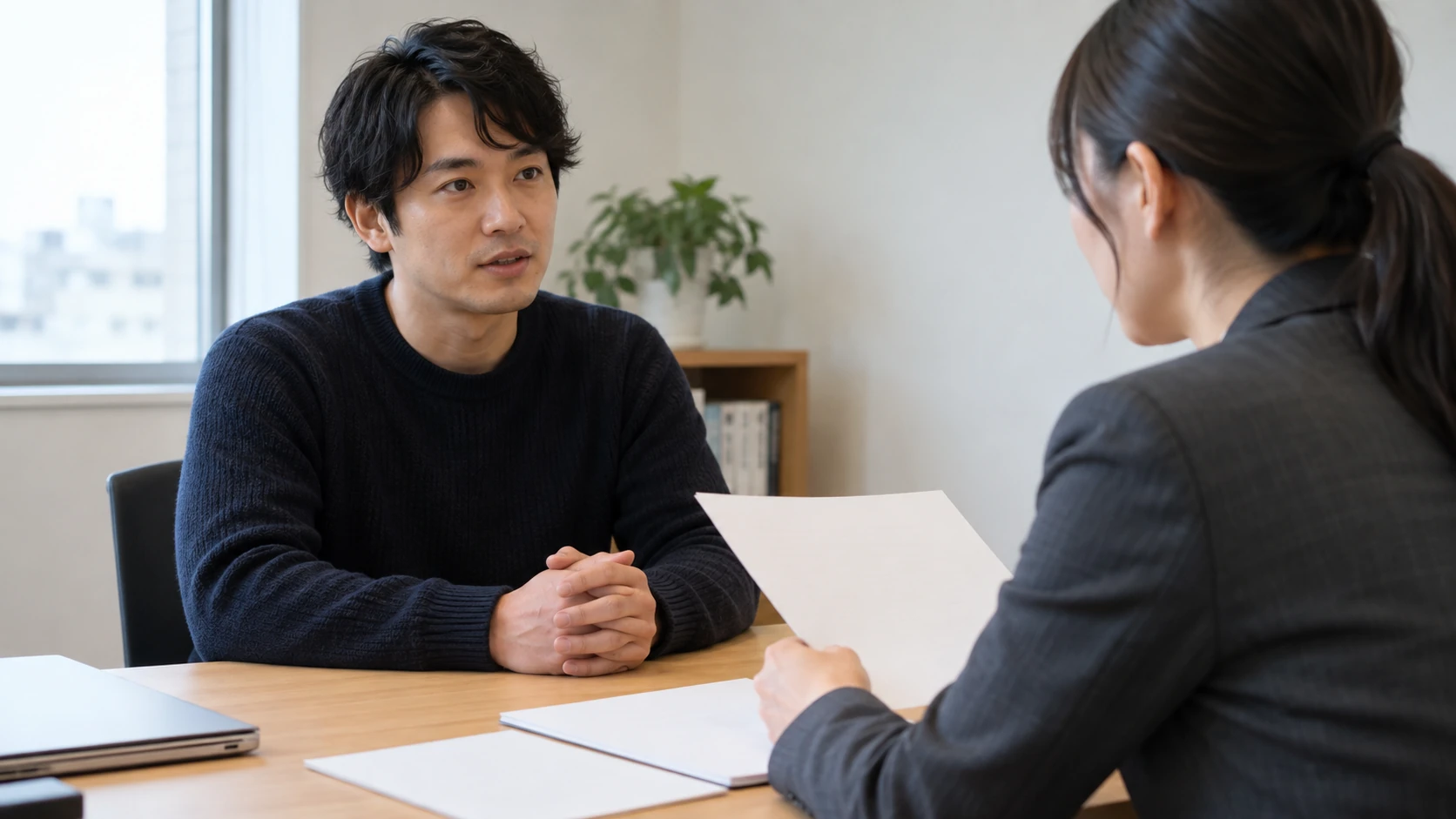 人事担当者に契約更新を確認する様子