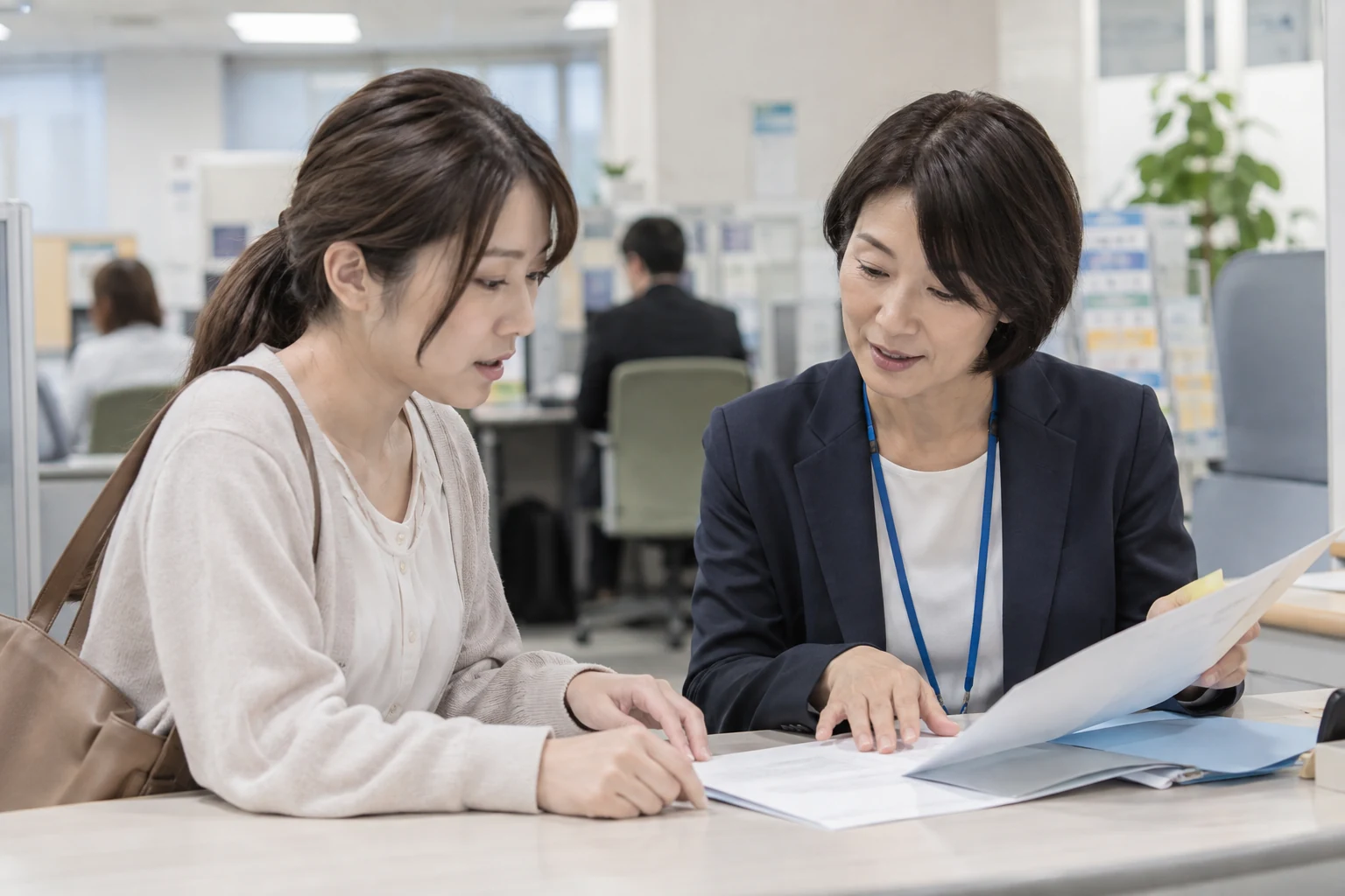 就職相談の窓口で職務経歴書の内容を確認している様子