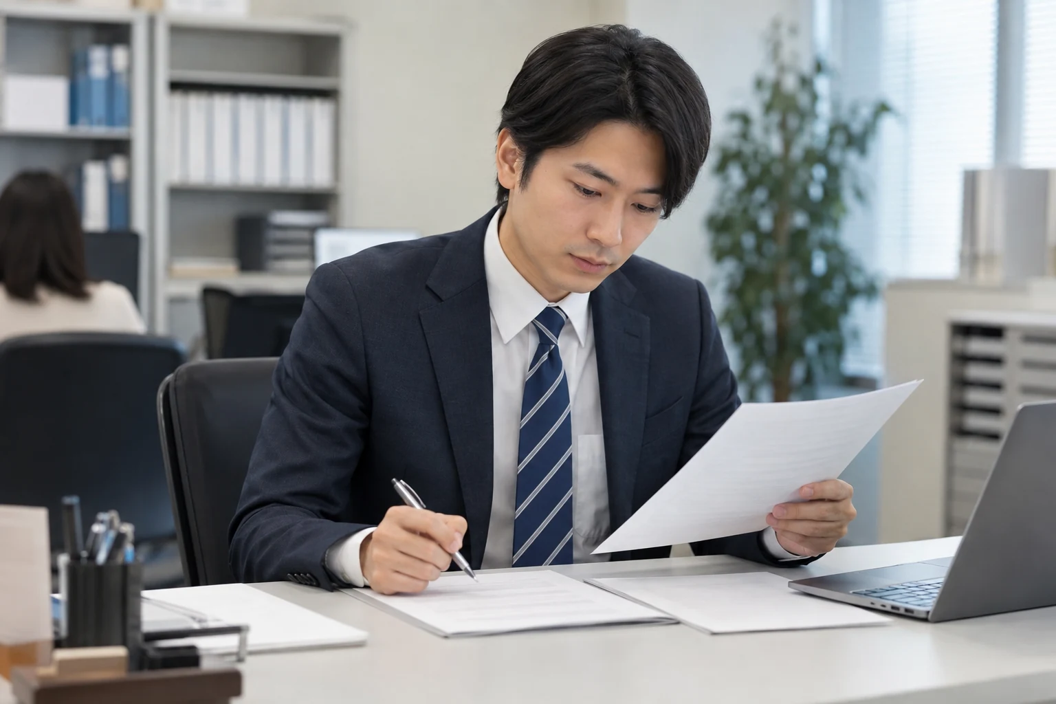 会社員が年末調整の書類を確認する様子