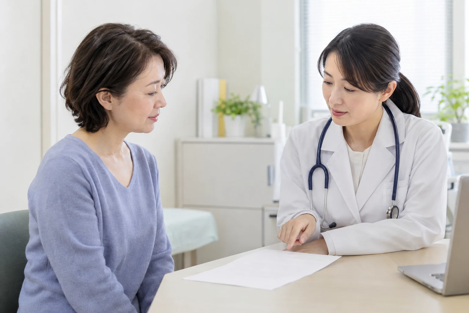 日本人女性が医療機関で仕事の状態と診断書について相談する