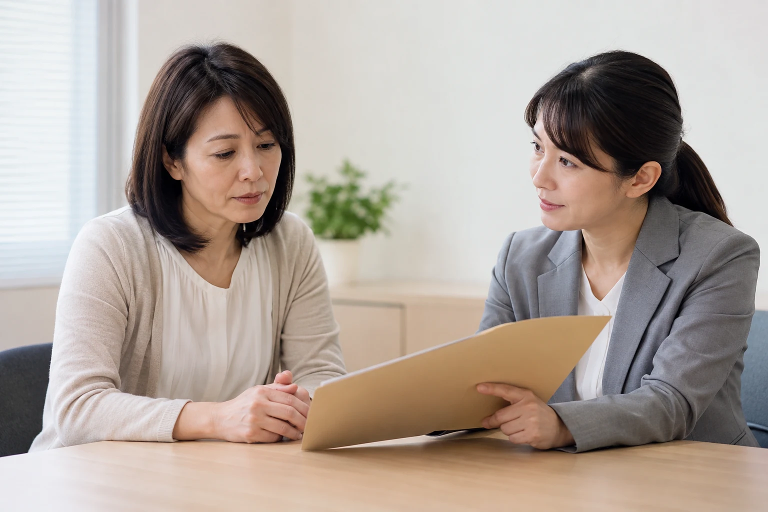 日本人女性が会社の担当者へ診断書の提出先と共有範囲を確認する