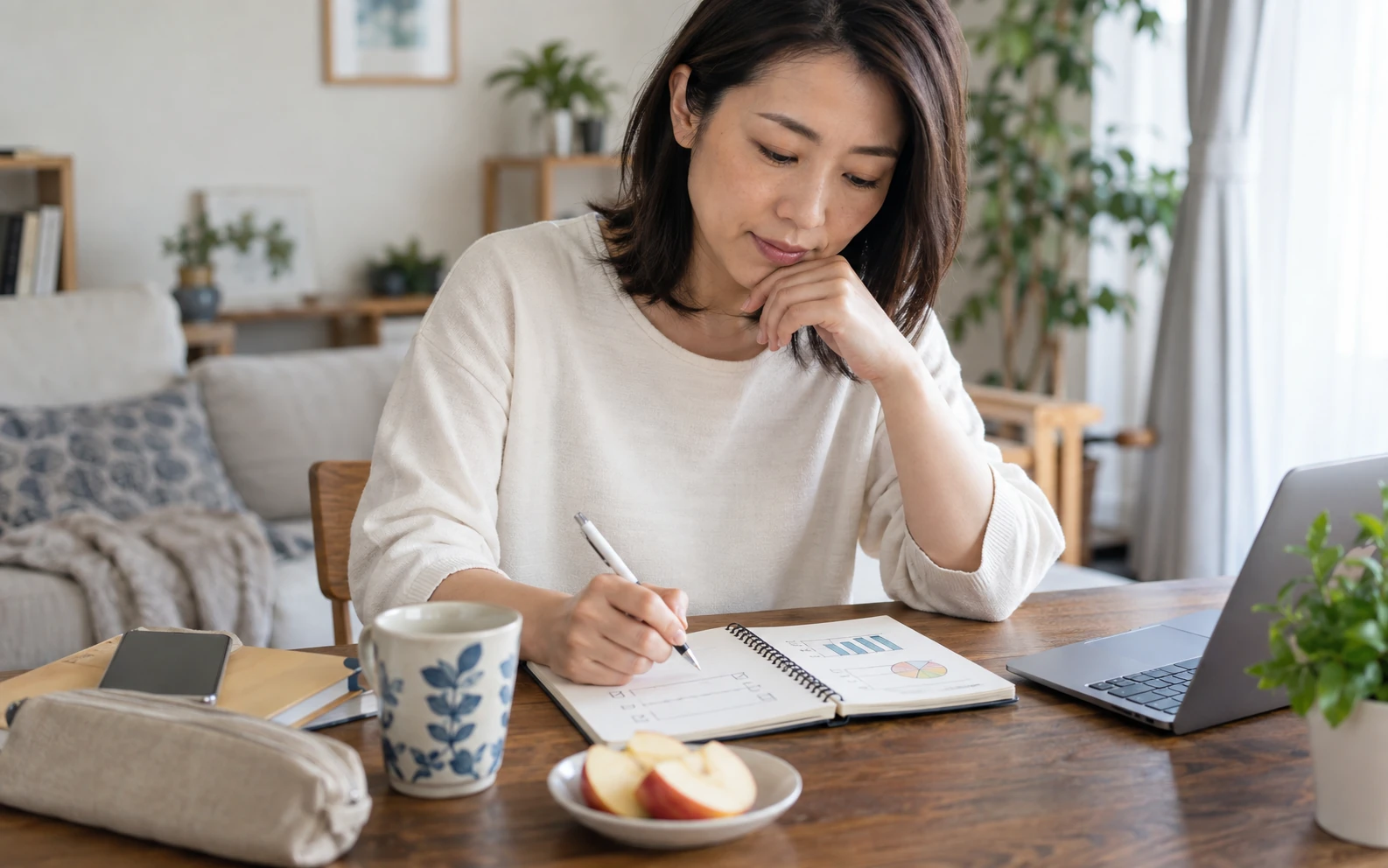 受診前に睡眠や食事と仕事への影響をメモする日本人会社員