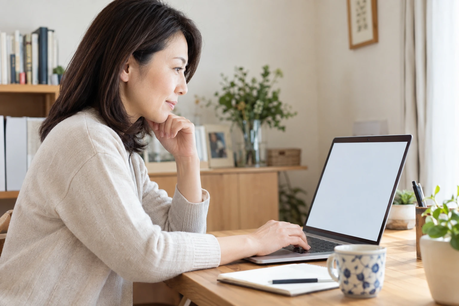 休職の相談を会社へ送る短い連絡文を確認する女性